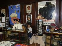 Une vitrine liant publicité et chapeaux